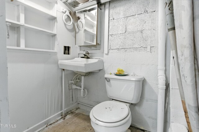 3974 Memorial Blvd, Kingsport, TN 37664 - bathroom featuring toilet and a sink