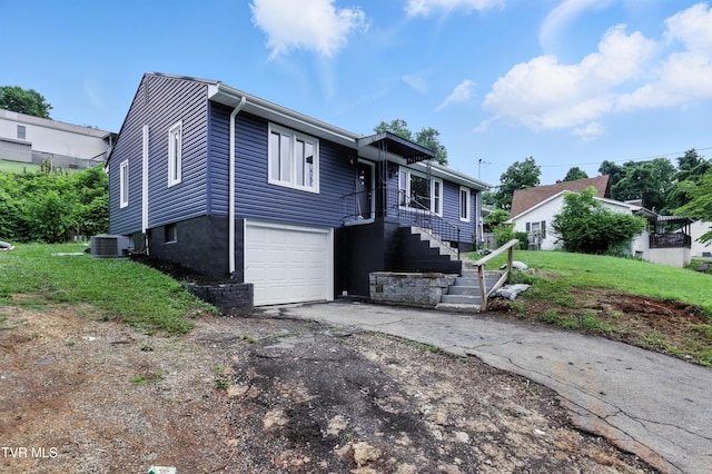 3974 Memorial Blvd, Kingsport, TN 37664 - ranch-style house featuring asphalt driveway, an attached garage, and a front lawn