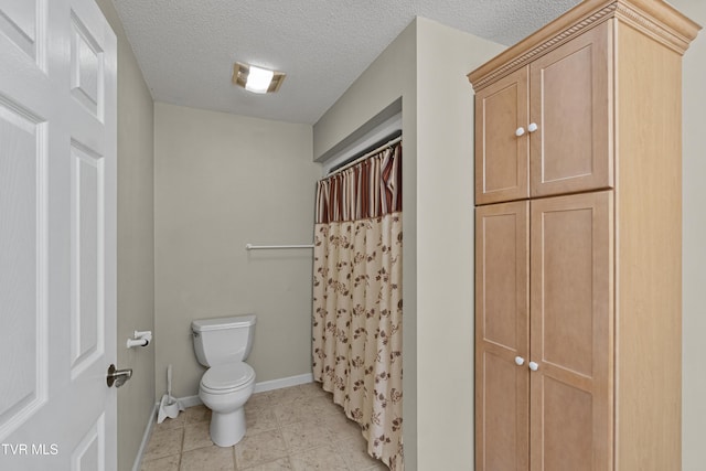 945 Dashaway Rd, Chuckey, TN 37641 - full bath featuring a textured ceiling and a shower with curtain