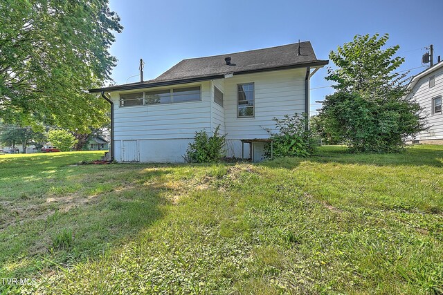 1149 Moorland Ave, Bristol, VA 24201 - rear view of house with a yard