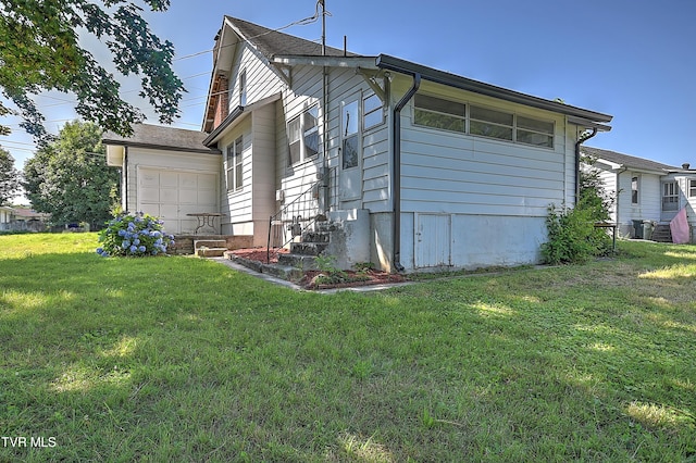 1149 Moorland Ave, Bristol, VA 24201 - view of side of property with a lawn and a garage