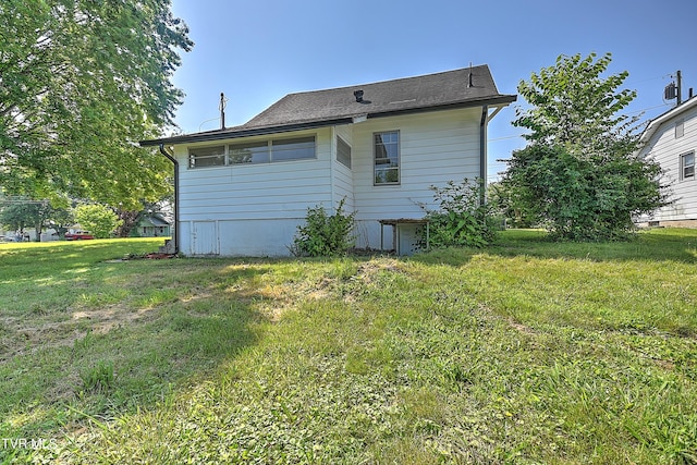 1149 Moorland Ave, Bristol, VA 24201 - rear view of house with a yard