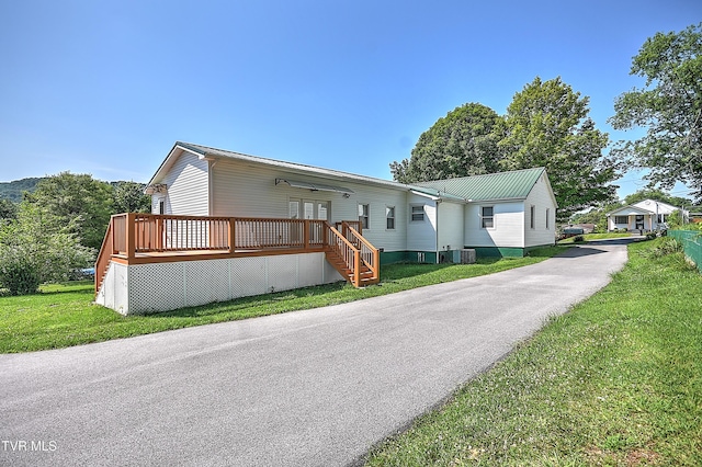 307 Tween Hills Rd, Bristol, TN 37620 - manufactured / mobile home with a deck, a front yard, and a metal roof