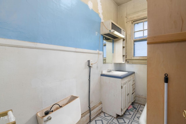 1411 E Unaka Ave, Johnson City, TN 37601 - half bathroom with vanity and toilet