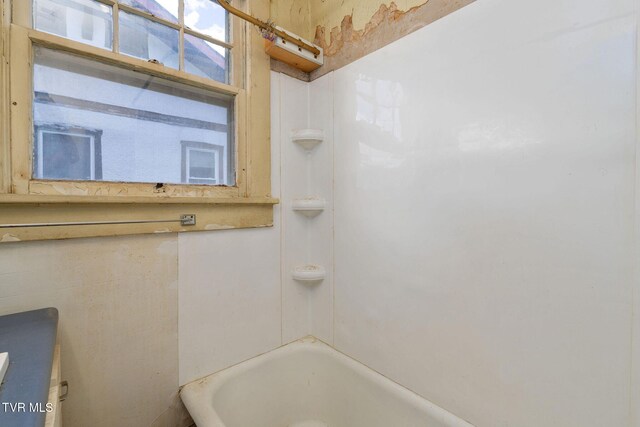 1411 E Unaka Ave, Johnson City, TN 37601 - bathroom with a bath
