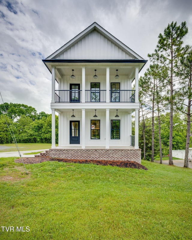 2009 Idle Hour Rd, Kingsport, TN 37660 - view of front facade with a balcony, a front lawn, a porch, and board and batten siding