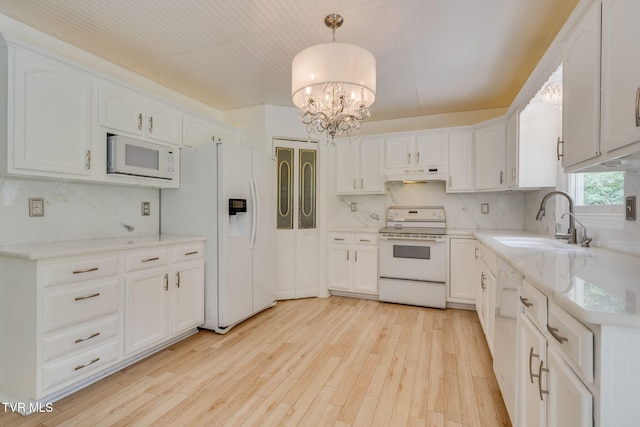 256 S Creek Ct, Kingsport, TN 37663 - kitchen with white appliances, under cabinet range hood, a chandelier, light wood-type flooring, and backsplash