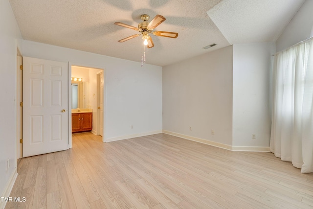 256 S Creek Ct, Kingsport, TN 37663 - empty room featuring ceiling fan, light wood-style floors, and a textured ceiling