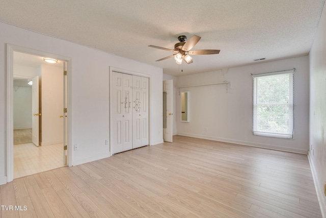 256 S Creek Ct, Kingsport, TN 37663 - unfurnished bedroom with light wood-type flooring, a textured ceiling, a ceiling fan, and a closet