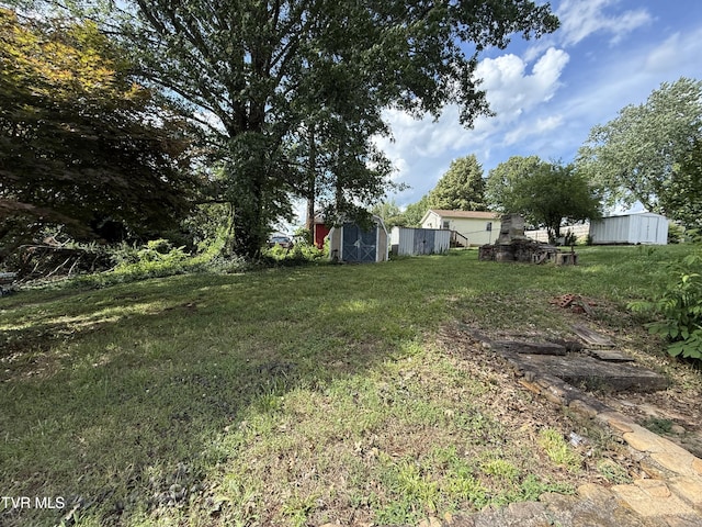 609 W D St, Elizabethton, TN 37643 - view of grassy yard featuring a storage shed