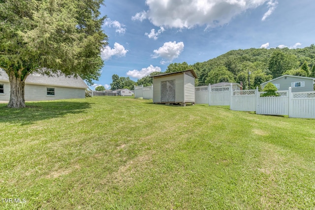2642 Broad St, Bristol, TN 37620 - view of yard featuring a storage shed