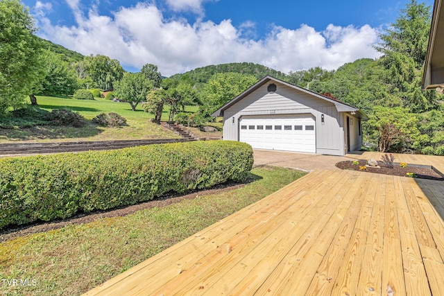 119 Orchard Meadows Ln, Roan Mountain, TN 37687 - view of front of house with a garage and a front lawn