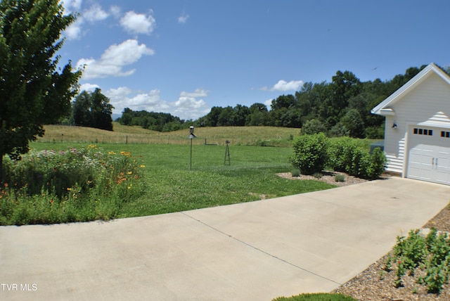 286 Sliger Rd, Jonesborough, TN 37659 - view of green lawn featuring a garage, driveway, and a rural view