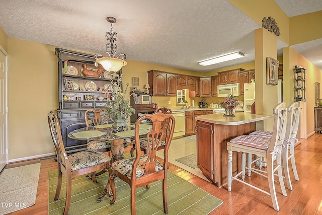 713 Teasel Dr Unit 0, Kingsport, TN 37660 - dining room with light wood-type flooring and a textured ceiling