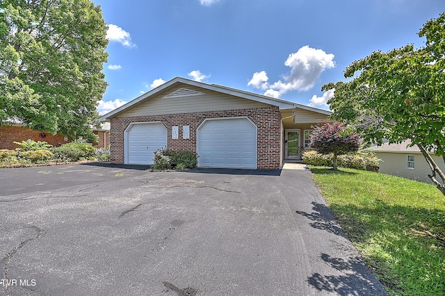 713 Teasel Dr Unit 0, Kingsport, TN 37660 - single story home with brick siding, a front lawn, and driveway