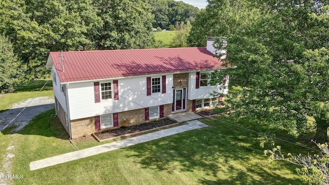 130 Kiser Cir, Jonesborough, TN 37659 - raised ranch featuring a chimney, brick siding, a front lawn, a metal roof, and a standing seam roof