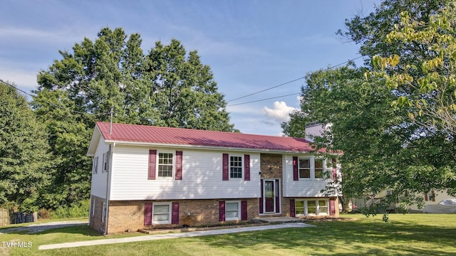 130 Kiser Cir, Jonesborough, TN 37659 - raised ranch with a front yard, brick siding, and a metal roof