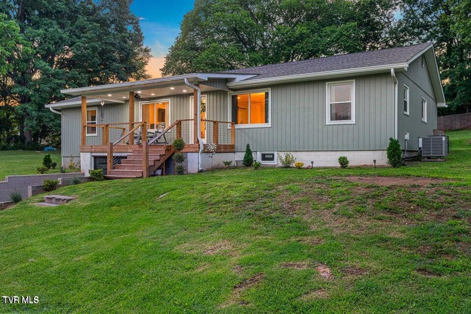 1318 E Lakeview Dr, Johnson City, TN 37601 - single story home with covered porch and a lawn