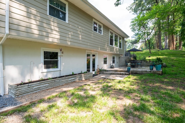 101 Ridgewood Dr, Bristol, TN 37620 - rear view of property featuring a patio area, a yard, and stucco siding