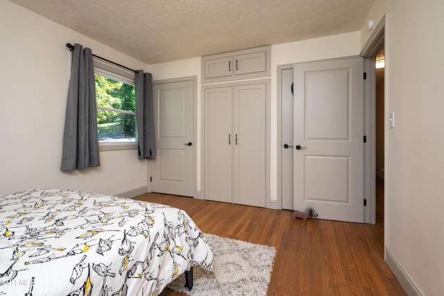 101 Ridgewood Dr, Bristol, TN 37620 - bedroom with wood finished floors and a textured ceiling