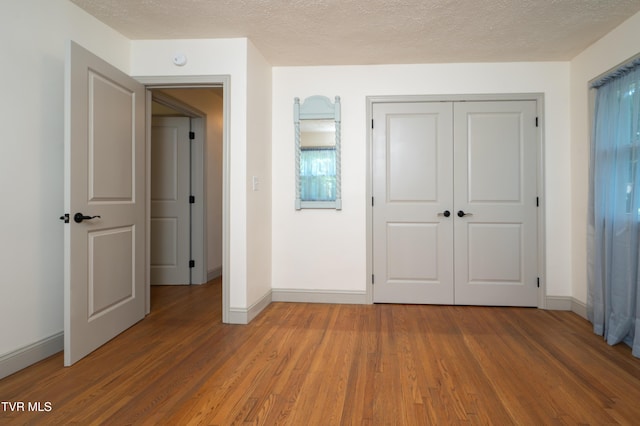 101 Ridgewood Dr, Bristol, TN 37620 - unfurnished bedroom featuring light wood-style floors, a closet, and a textured ceiling