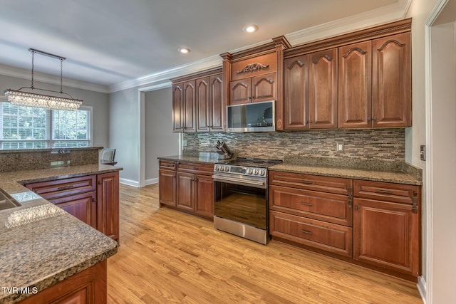 3 Chestnut Ridge Ct, Jonesborough, TN 37659 - kitchen with stainless steel appliances, light wood-style floors, tasteful backsplash, crown molding, and decorative light fixtures