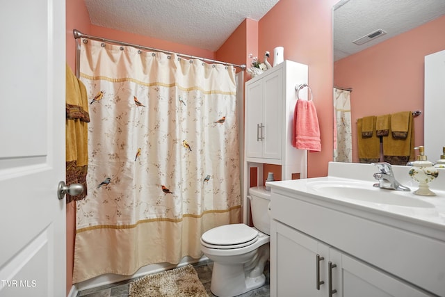 3145 Phillips Way, Kingsport, TN 37664 - full bath featuring a textured ceiling, vanity, and curtained shower