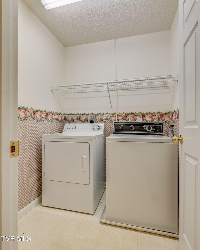 811 Fain Ave Unit 811, Kingsport, TN 37660 - washroom featuring washing machine and dryer, a wainscoted wall, and a textured ceiling