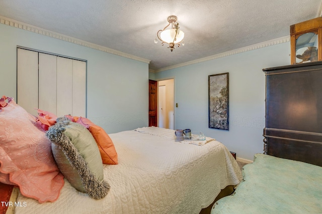 1049 Cooks Valley Rd, Kingsport, TN 37664 - carpeted bedroom with a closet, ornamental molding, and a textured ceiling