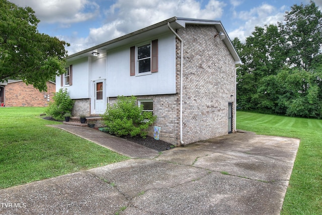 220 Tallman Dr, Blountville, TN 37617 - raised ranch with brick siding and a front yard