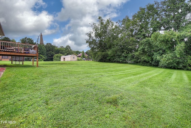 220 Tallman Dr, Blountville, TN 37617 - view of grassy yard featuring a wooden deck