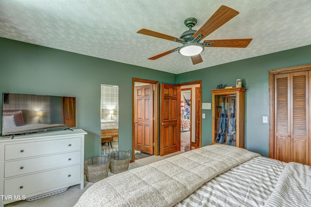 400 Heatherview Ct, Kingsport, TN 37663 - carpeted bedroom featuring a textured ceiling, ceiling fan, and a closet