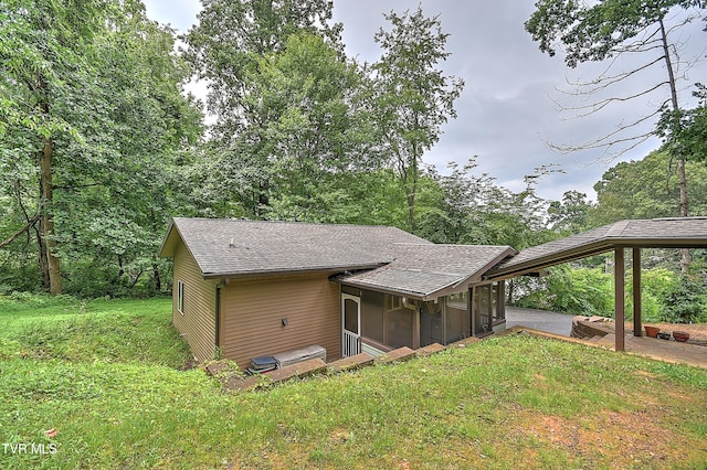 190 Sycamore Cir, Jonesborough, TN 37659 - view of side of property featuring a sunroom, a shingled roof, and a lawn