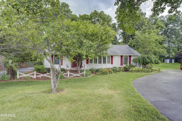 1710 Sundale Rd, Johnson City, TN 37604 - view of front of house featuring a front lawn and asphalt driveway