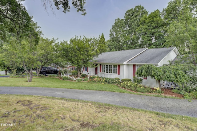 1710 Sundale Rd, Johnson City, TN 37604 - ranch-style home with a front yard and roof with shingles