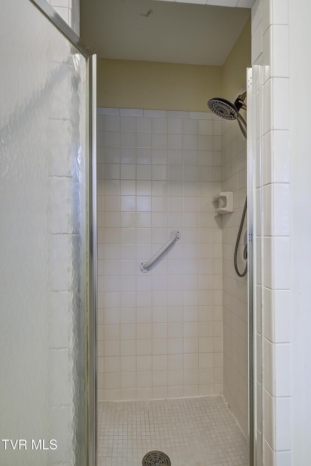 1710 Sundale Rd, Johnson City, TN 37604 - full bathroom featuring a shower stall