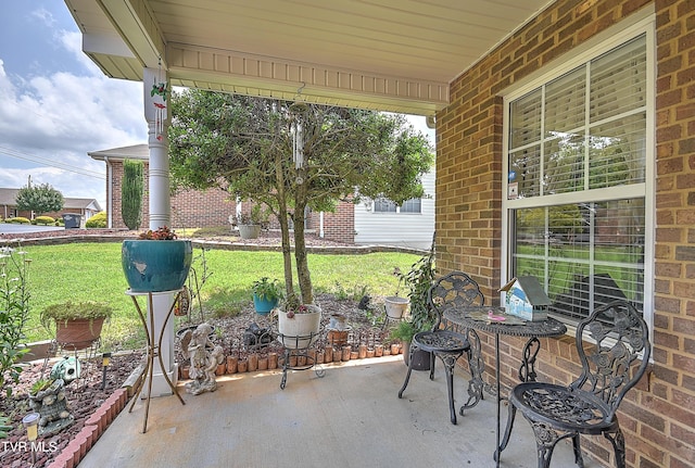 929 Cornerstone Ct, Kingsport, TN 37660 - covered porch with a yard