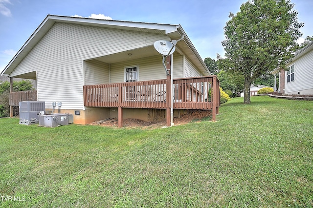 929 Cornerstone Ct, Kingsport, TN 37660 - rear view of property featuring crawl space, a wooden deck, and a yard