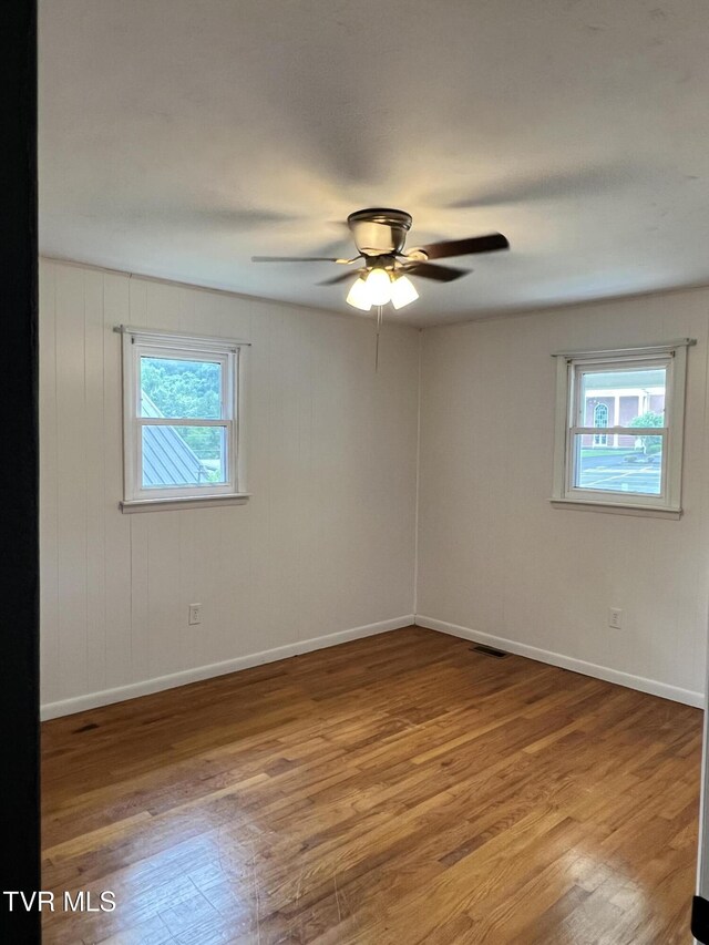 318 Cypress St, Mount Carmel, TN 37645 - photo 7