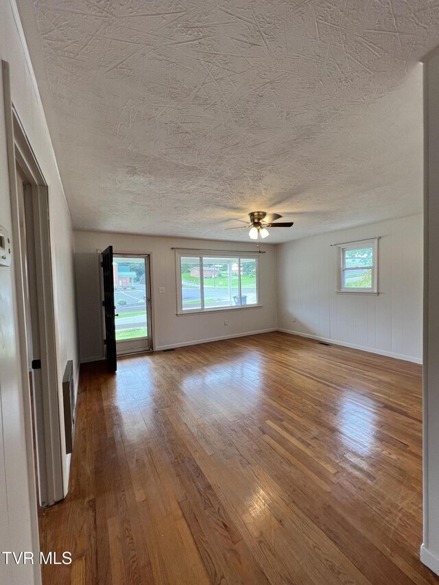 318 Cypress St, Mount Carmel, TN 37645 - photo 4