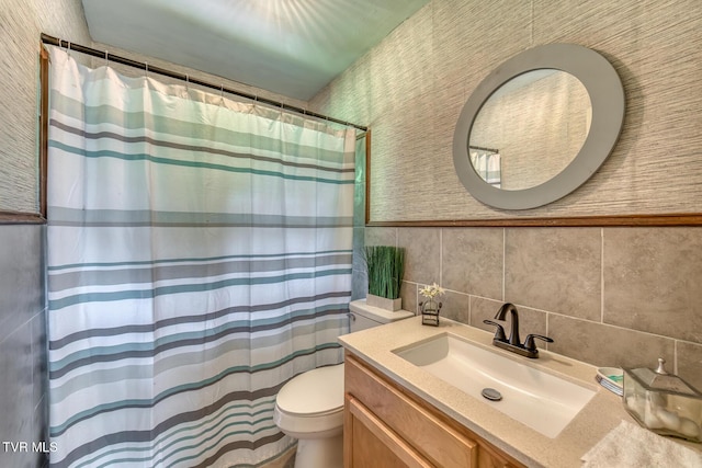 224 Meadow Dr, Bristol, TN 37620 - full bath featuring tile walls, vanity, a shower with curtain, and backsplash
