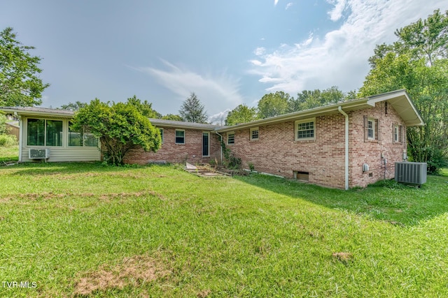 224 Meadow Dr, Bristol, TN 37620 - back of property with a yard and brick siding