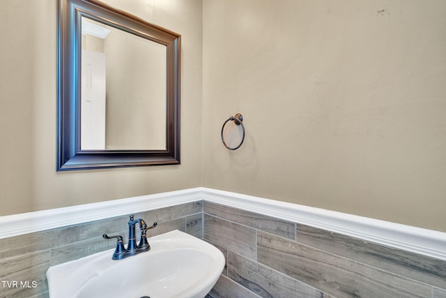 504 Amelia Ct, Blountville, TN 37617 - bathroom featuring a sink