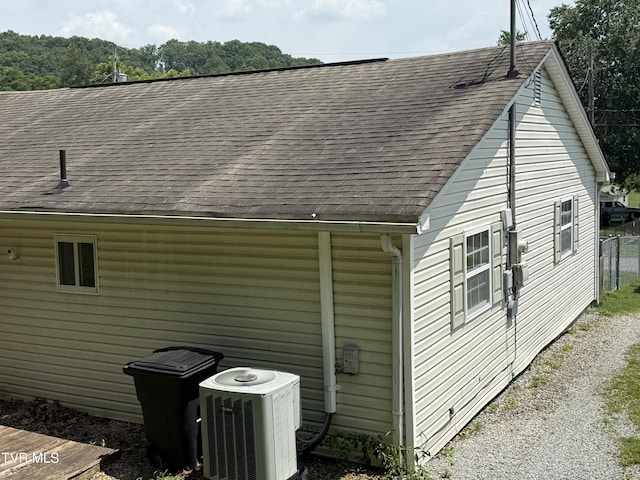 3126 Blackburn Ave, Kingsport, TN 37660 - view of side of property featuring a shingled roof