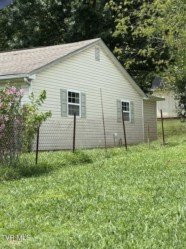 3126 Blackburn Ave, Kingsport, TN 37660 - view of side of property with a shingled roof