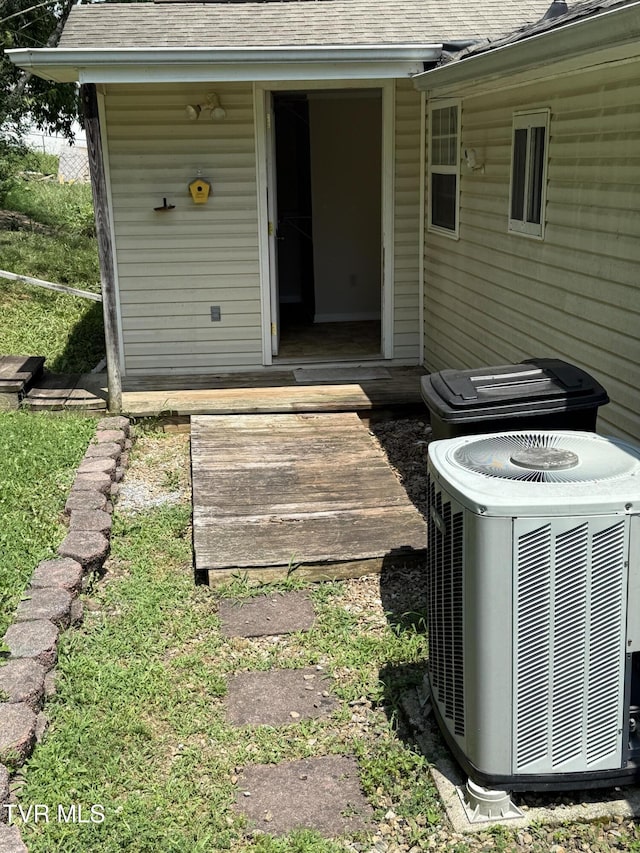 3126 Blackburn Ave, Kingsport, TN 37660 - view of exterior entry featuring roof with shingles