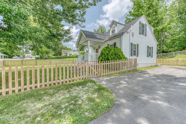 1367 Milligan Hwy, Johnson City, TN 37601 - view of front facade with roof with shingles and a fenced front yard