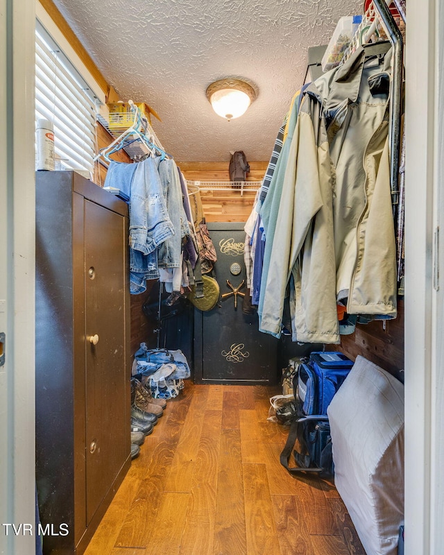 1605 Woodmont Dr, Johnson City, TN 37601 - walk in closet featuring wood finished floors