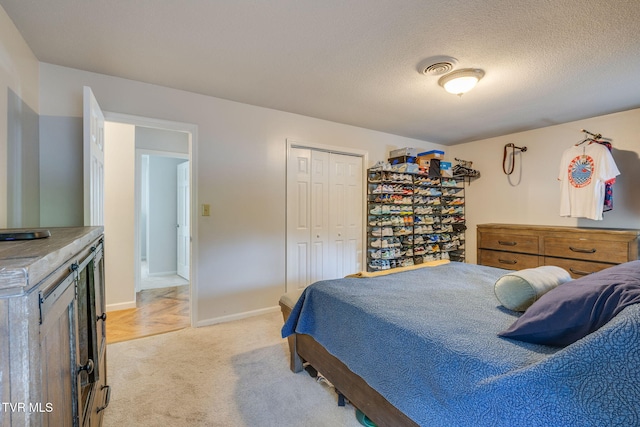 1605 Woodmont Dr, Johnson City, TN 37601 - bedroom featuring light colored carpet, a closet, and a textured ceiling