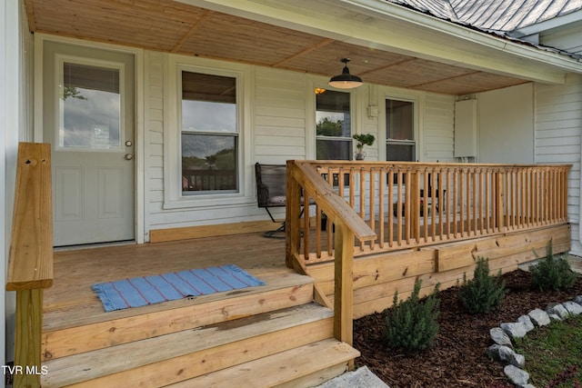 654 W Valley Dr, Kingsport, TN 37664 - doorway to property featuring covered porch